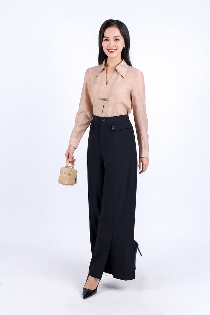 FAS33763 - Áo sơ mi công sở vải thô mỏng dáng suông cổ đức xẻ chữ V sâu thân áo đính phụ kiện kim loại trang trí - PANTIO