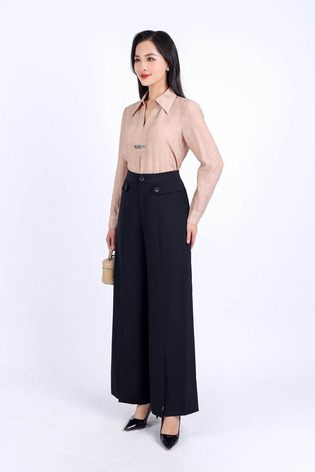 FAS33763 - Áo sơ mi công sở vải thô mỏng dáng suông cổ đức xẻ chữ V sâu thân áo đính phụ kiện kim loại trang trí - PANTIO