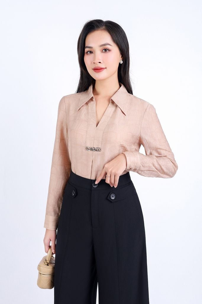 FAS33763 - Áo sơ mi công sở vải thô mỏng dáng suông cổ đức xẻ chữ V sâu thân áo đính phụ kiện kim loại trang trí - PANTIO