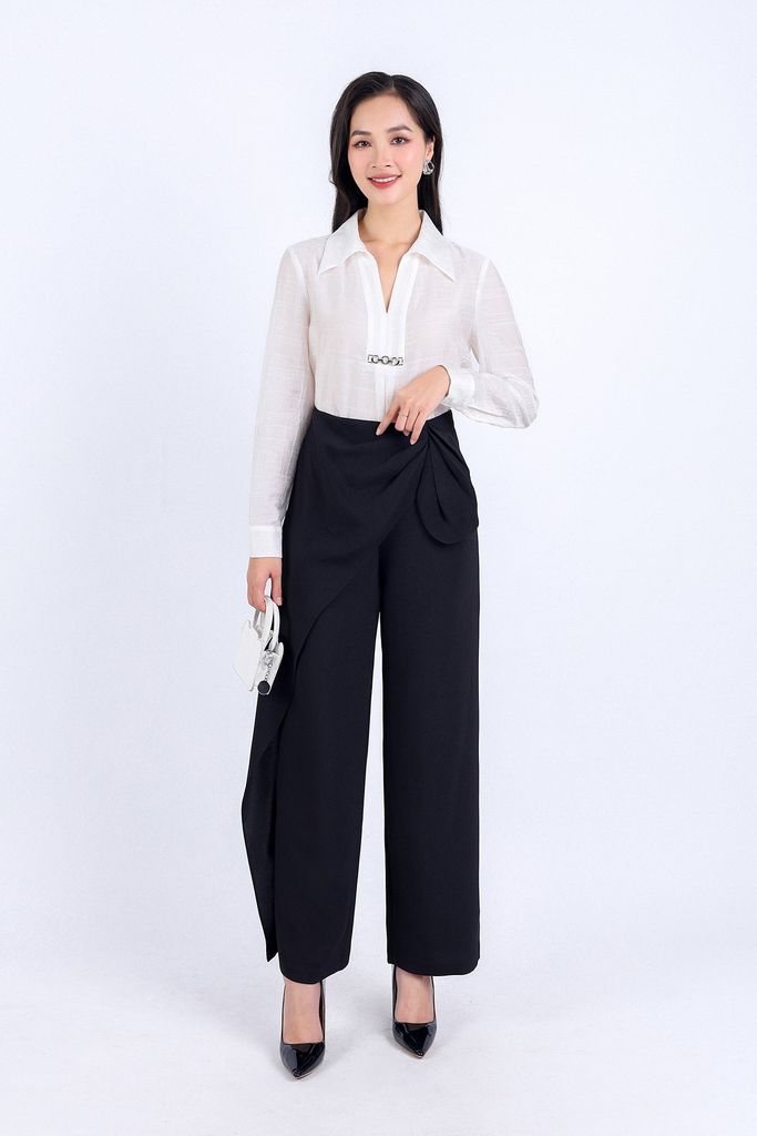 FAS33763 - Áo sơ mi công sở vải thô mỏng dáng suông cổ đức xẻ chữ V sâu thân áo đính phụ kiện kim loại trang trí - PANTIO
