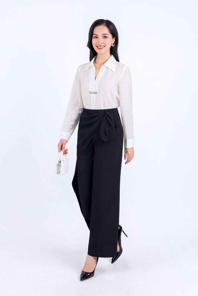 FAS33763 - Áo sơ mi công sở vải thô mỏng dáng suông cổ đức xẻ chữ V sâu thân áo đính phụ kiện kim loại trang trí - PANTIO