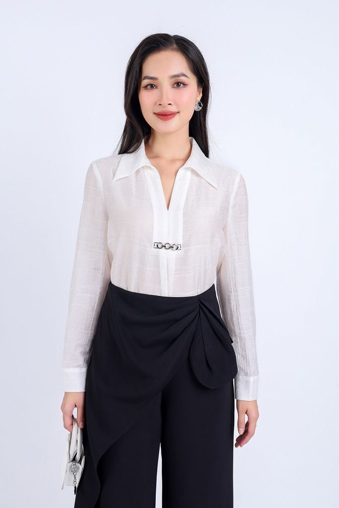 FAS33763 - Áo sơ mi công sở vải thô mỏng dáng suông cổ đức xẻ chữ V sâu thân áo đính phụ kiện kim loại trang trí - PANTIO
