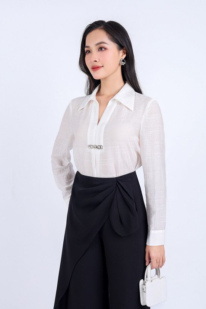 FAS33763 - Áo sơ mi công sở vải thô mỏng dáng suông cổ đức xẻ chữ V sâu thân áo đính phụ kiện kim loại trang trí - PANTIO