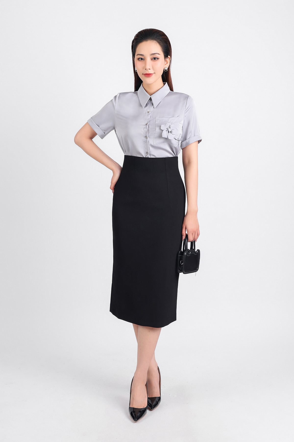 FAS33764 - Áo sơ mi công sở vải lụa bóng dáng suông ngắn tay cổ đức thân áo phối hoa lụa trang trí - PANTIO