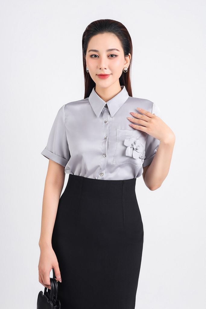 FAS33764 - Áo sơ mi công sở vải lụa bóng dáng suông ngắn tay cổ đức thân áo phối hoa lụa trang trí - PANTIO