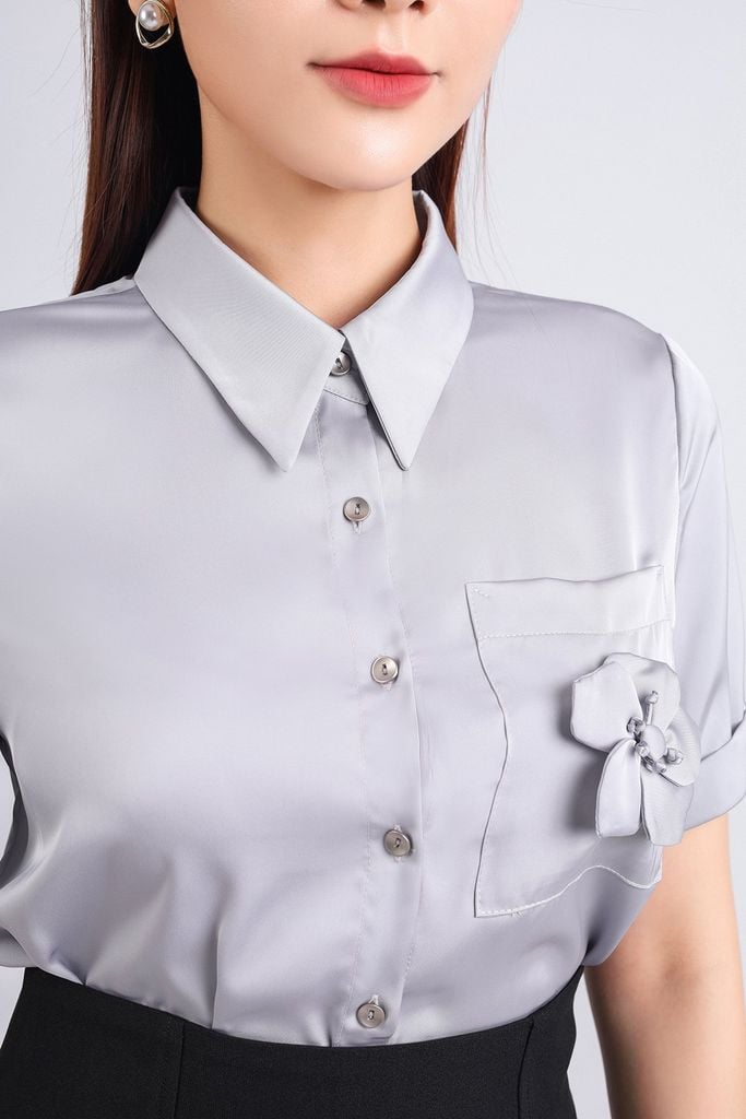 FAS33764 - Áo sơ mi công sở vải lụa bóng dáng suông ngắn tay cổ đức thân áo phối hoa lụa trang trí - PANTIO