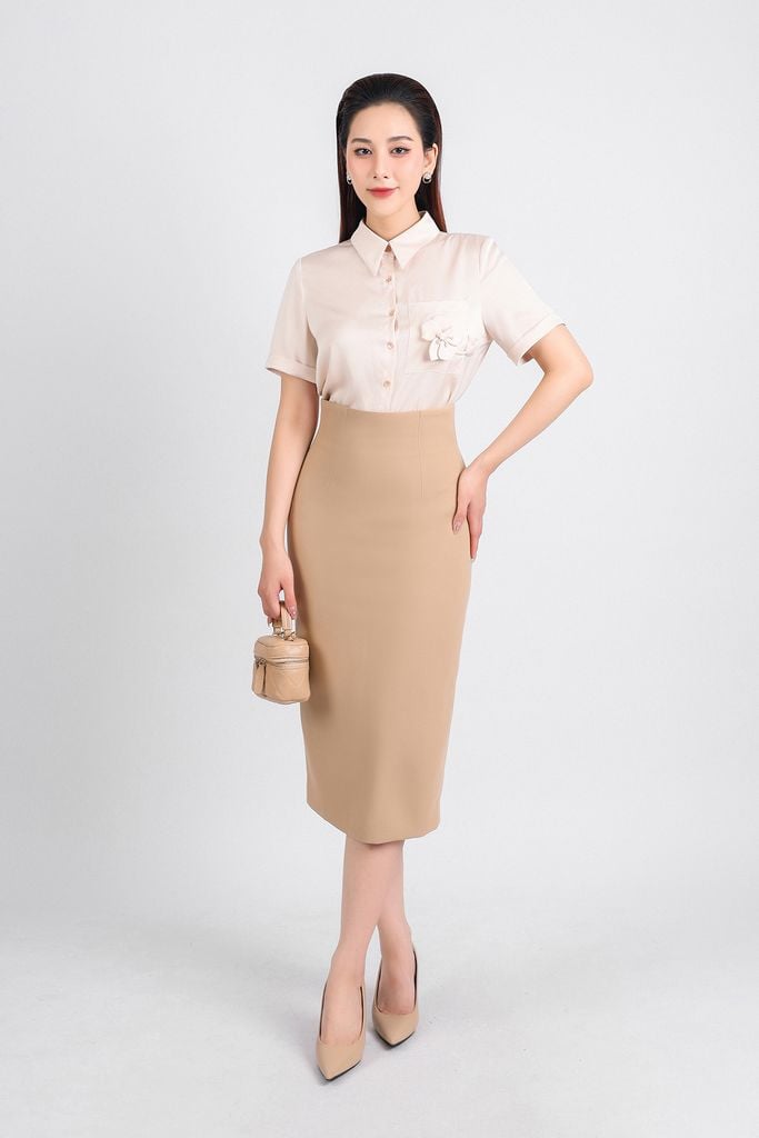 FAS33764 - Áo sơ mi công sở vải lụa bóng dáng suông ngắn tay cổ đức thân áo phối hoa lụa trang trí - PANTIO