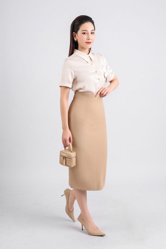FAS33764 - Áo sơ mi công sở vải lụa bóng dáng suông ngắn tay cổ đức thân áo phối hoa lụa trang trí - PANTIO