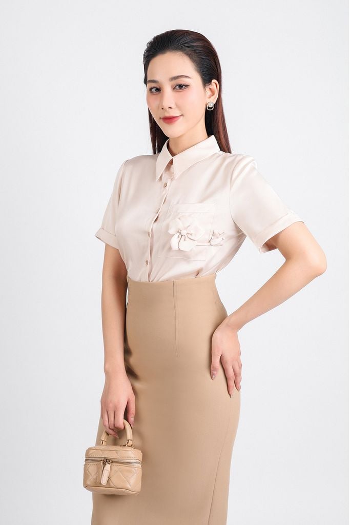 FAS33764 - Áo sơ mi công sở vải lụa bóng dáng suông ngắn tay cổ đức thân áo phối hoa lụa trang trí - PANTIO