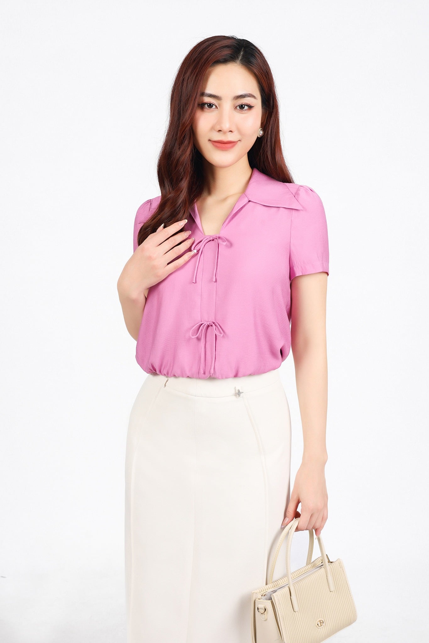 FAS33958 - Áo sơ mi công sở vải tơ dáng lửng cổ kiểu xẻ V thân áo đính nơ tạo kiểu gấu bo chun co giãn - PANTIO