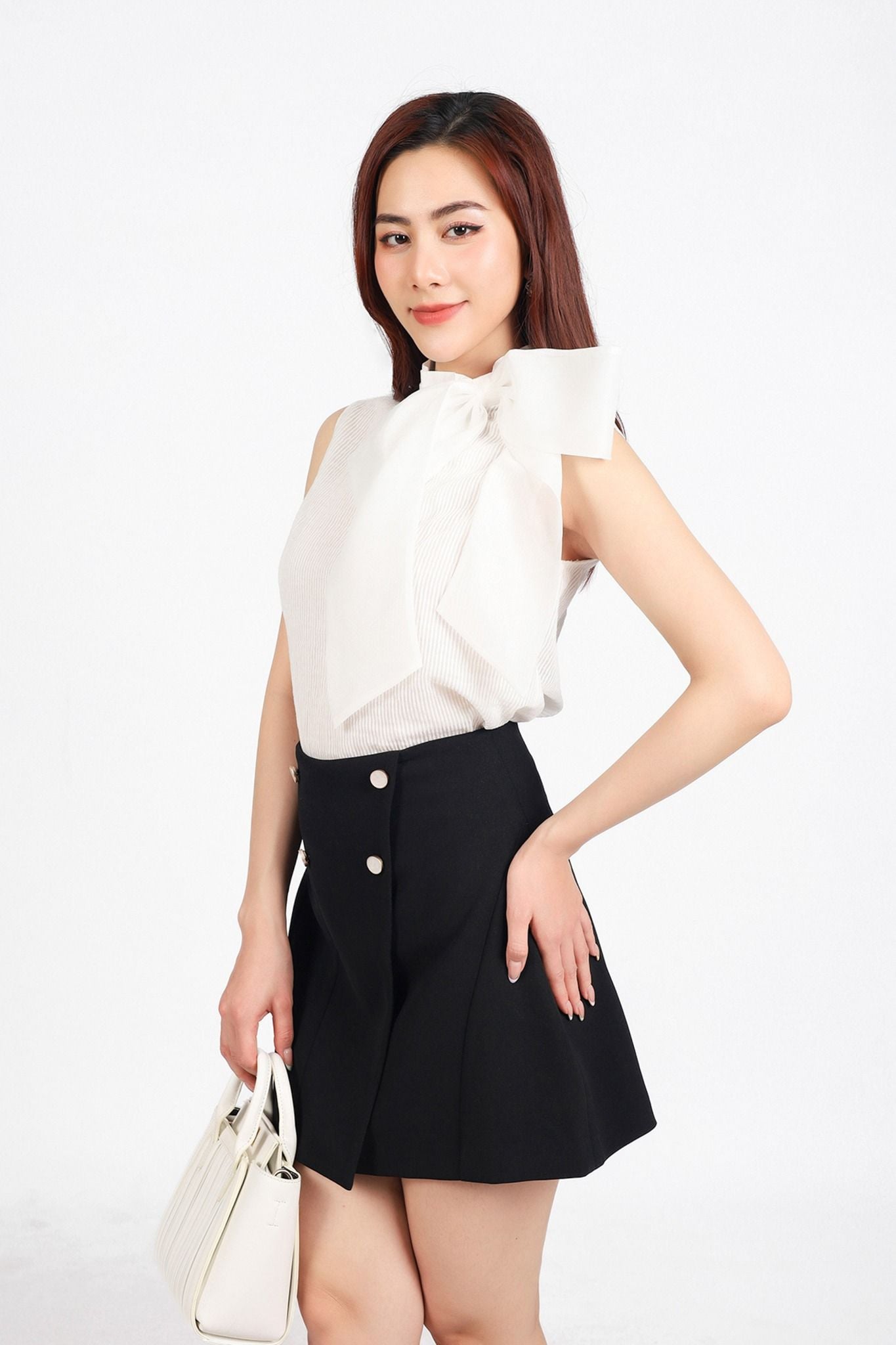 FJN1703 - Chân váy ngắn vải thô dày dáng A có lót thân váy đính khuy phối vạt lệch tạo kiểu - PANTIO