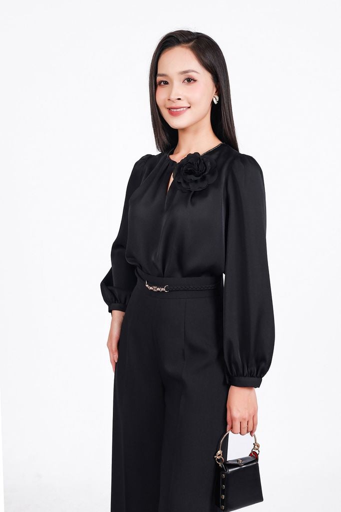 FAS33996 - Áo sơ mi công sở vải lụa dáng suông cổ tròn xẻ V phối dây xích thời trang kèm hoa cài - PANTIO