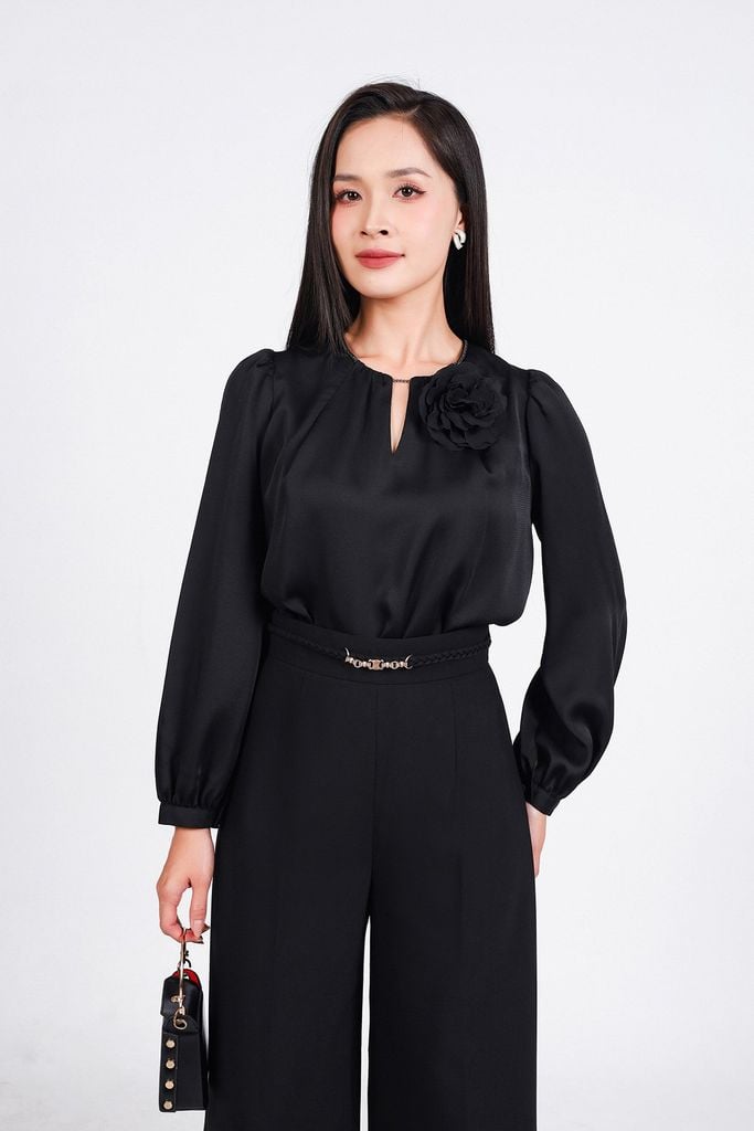 FAS33996 - Áo sơ mi công sở vải lụa dáng suông cổ tròn xẻ V phối dây xích thời trang kèm hoa cài - PANTIO