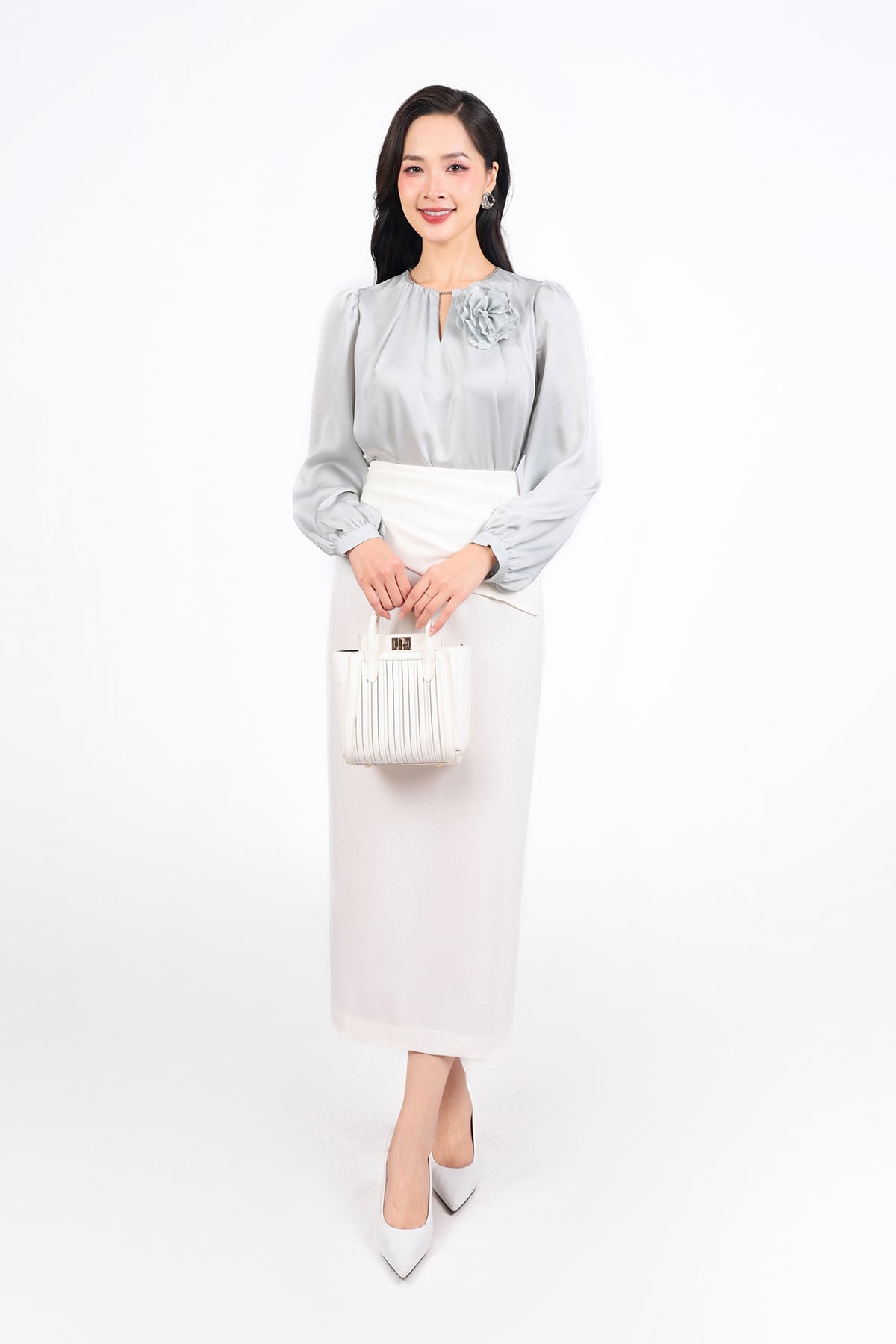 FAS33996 - Áo sơ mi công sở vải lụa dáng suông cổ tròn xẻ V phối dây xích thời trang kèm hoa cài - PANTIO