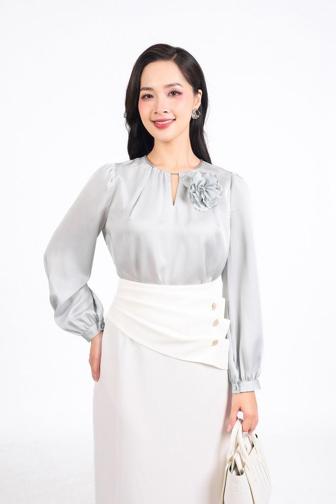 FAS33996 - Áo sơ mi công sở vải lụa dáng suông cổ tròn xẻ V phối dây xích thời trang kèm hoa cài - PANTIO