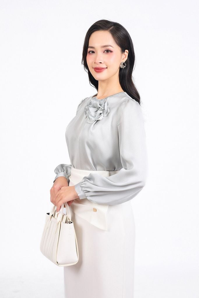 FAS33996 - Áo sơ mi công sở vải lụa dáng suông cổ tròn xẻ V phối dây xích thời trang kèm hoa cài - PANTIO