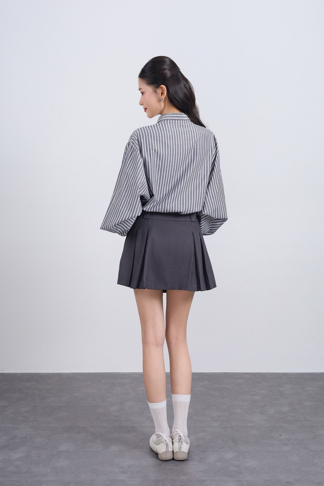 FJN1715 - Chân váy ngắn vải denim dáng A xòe thân váy xếp ly tạo kiểu khóa thân trước - JAN.