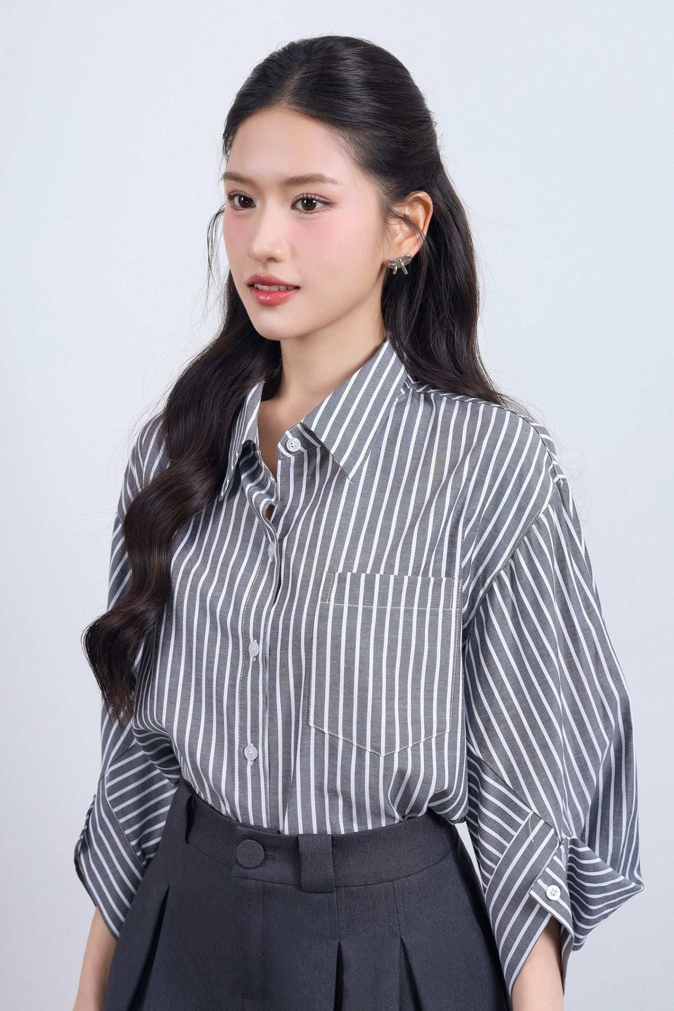 FJN1715 - Chân váy ngắn vải denim dáng A xòe thân váy xếp ly tạo kiểu khóa thân trước - JAN.