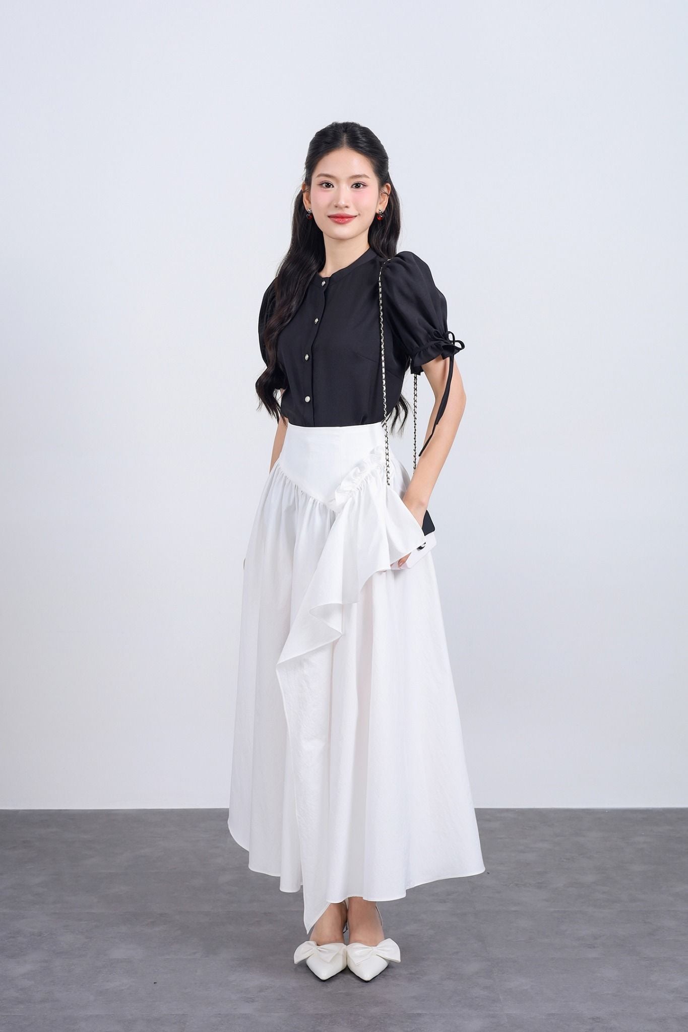 FAS34026 - Áo sơ mi vải tơ dáng suông cổ tròn tay bồng đính dây nơ tạo kiểu cài khuy thân trước - JAN.