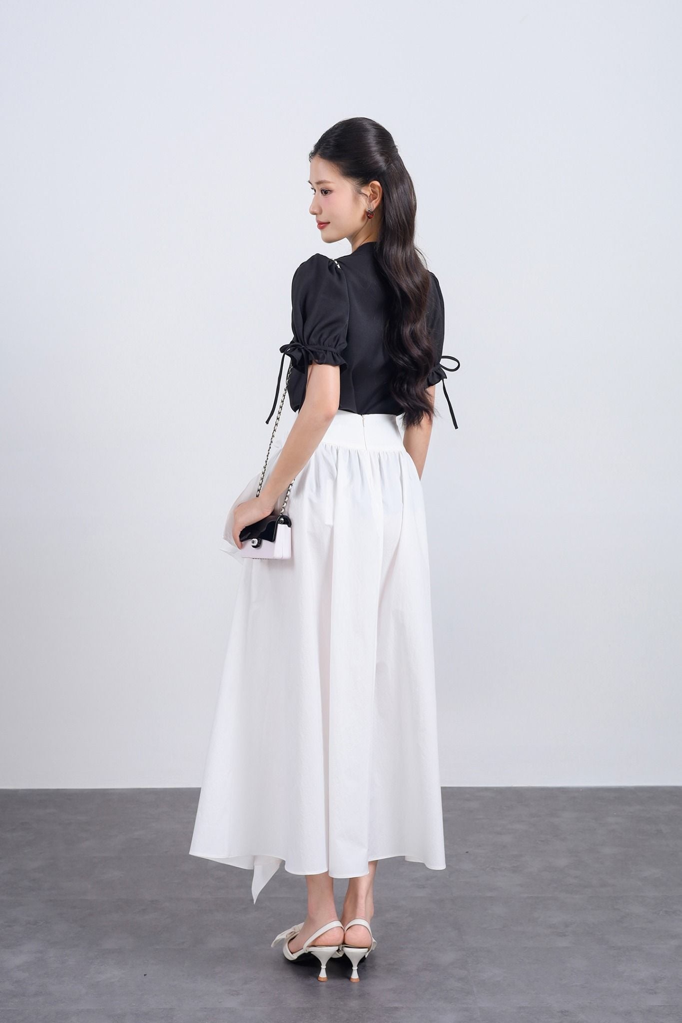 FAS34026 - Áo sơ mi vải tơ dáng suông cổ tròn tay bồng đính dây nơ tạo kiểu cài khuy thân trước - JAN.