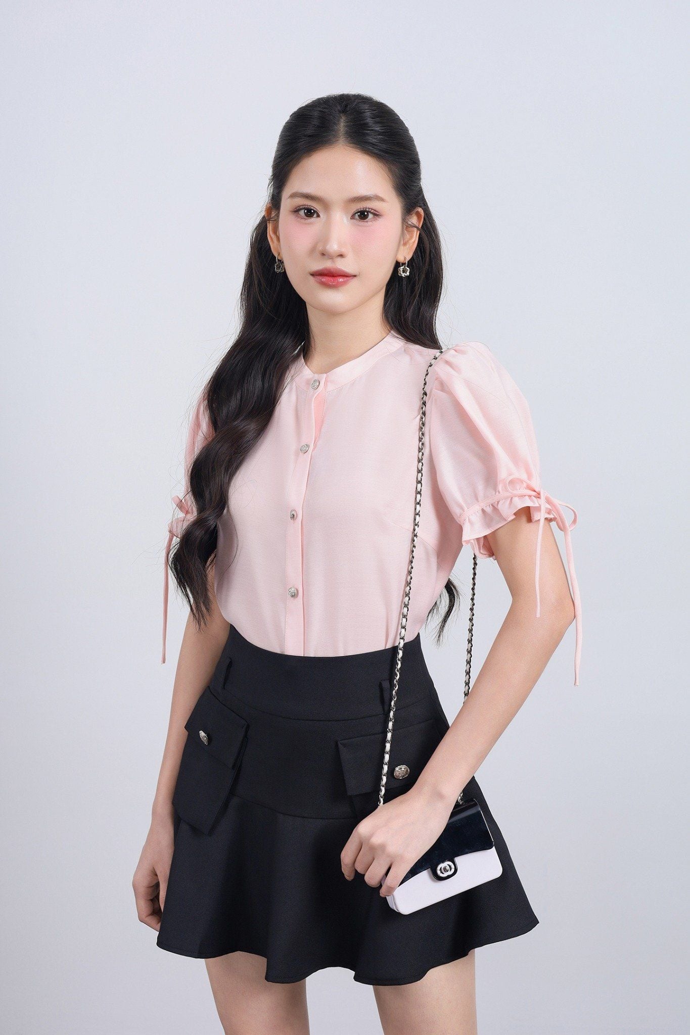 FAS34026 - Áo sơ mi vải tơ dáng suông cổ tròn tay bồng đính dây nơ tạo kiểu cài khuy thân trước - JAN.