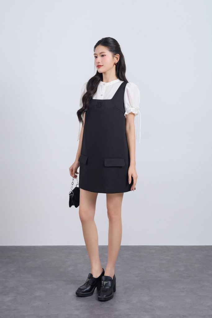 FDP33578 - Đầm dạo phố vải thô đũi dáng suông cổ vuông ngực áo thêu hoạ thân váy đính nắp túi ôp tạo kiểu - JAN.