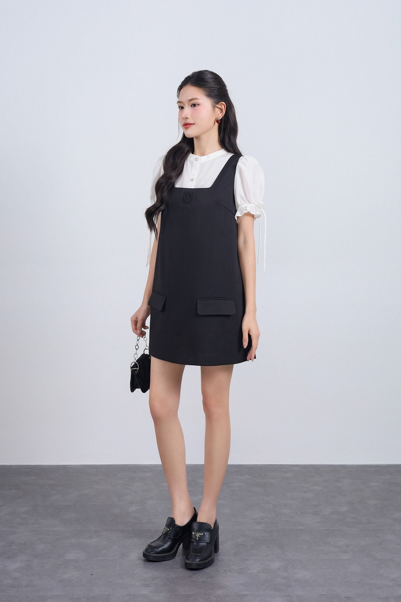 FDP33578 - Đầm dạo phố vải thô đũi dáng suông cổ vuông ngực áo thêu hoạ thân váy đính nắp túi ôp tạo kiểu - JAN.