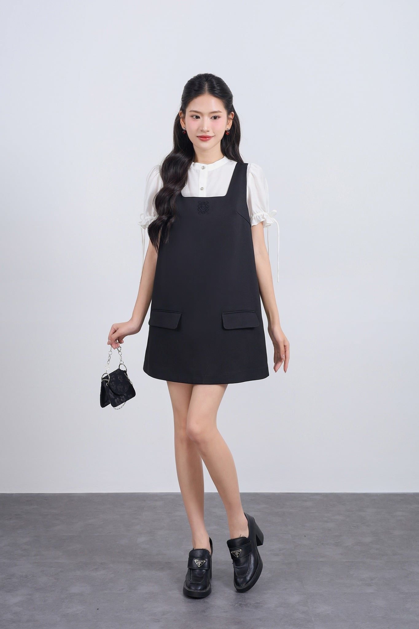 FDP33578 - Đầm dạo phố vải thô đũi dáng suông cổ vuông ngực áo thêu hoạ thân váy đính nắp túi ôp tạo kiểu - JAN.