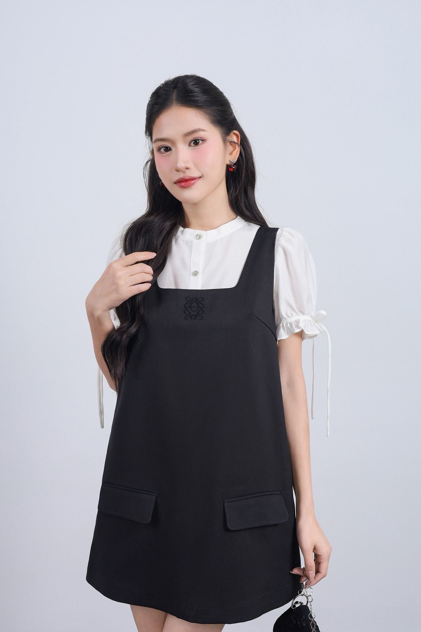 FAS34026 - Áo sơ mi vải tơ dáng suông cổ tròn tay bồng đính dây nơ tạo kiểu cài khuy thân trước - JAN.