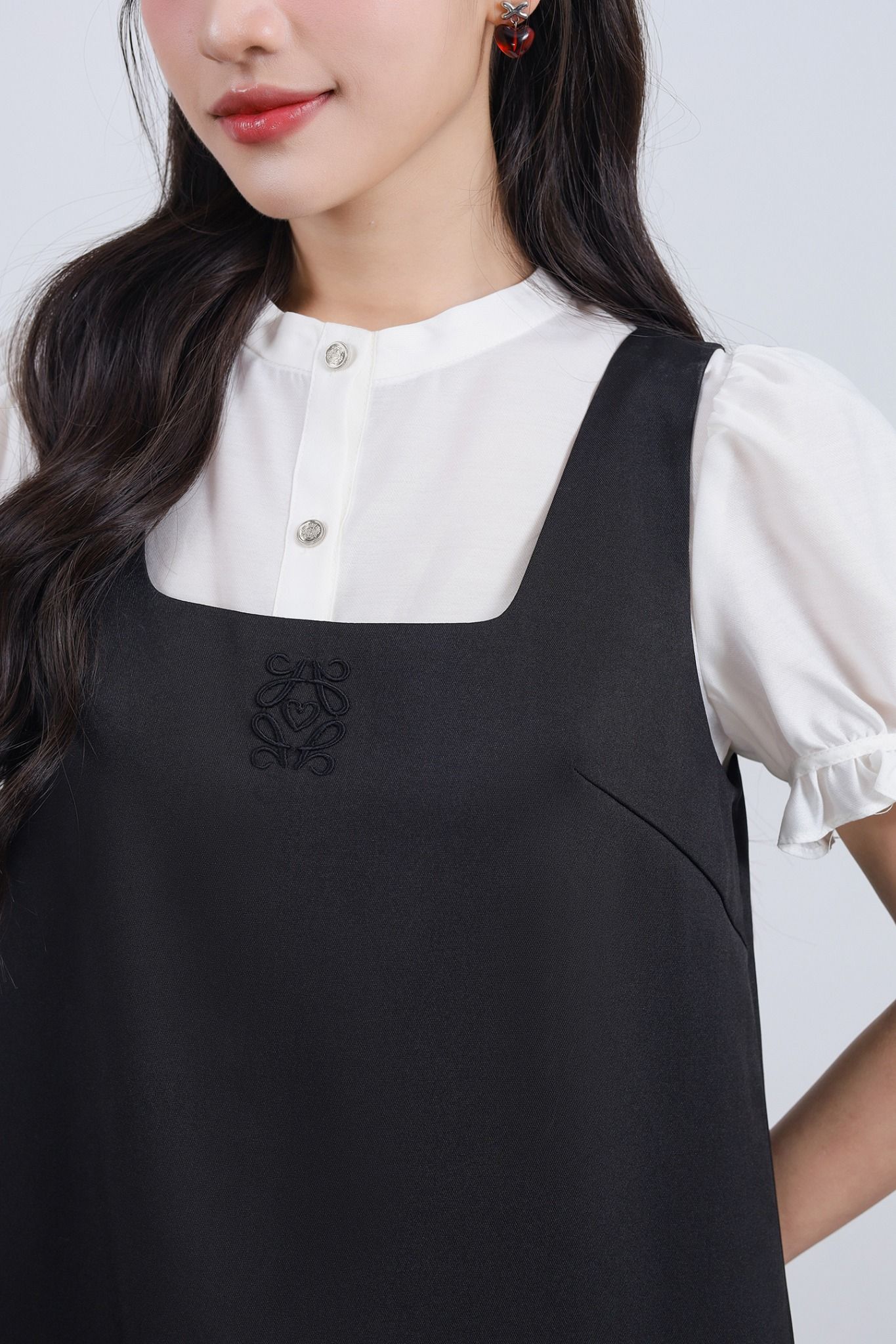 FDP33578 - Đầm dạo phố vải thô đũi dáng suông cổ vuông ngực áo thêu hoạ thân váy đính nắp túi ôp tạo kiểu - JAN.