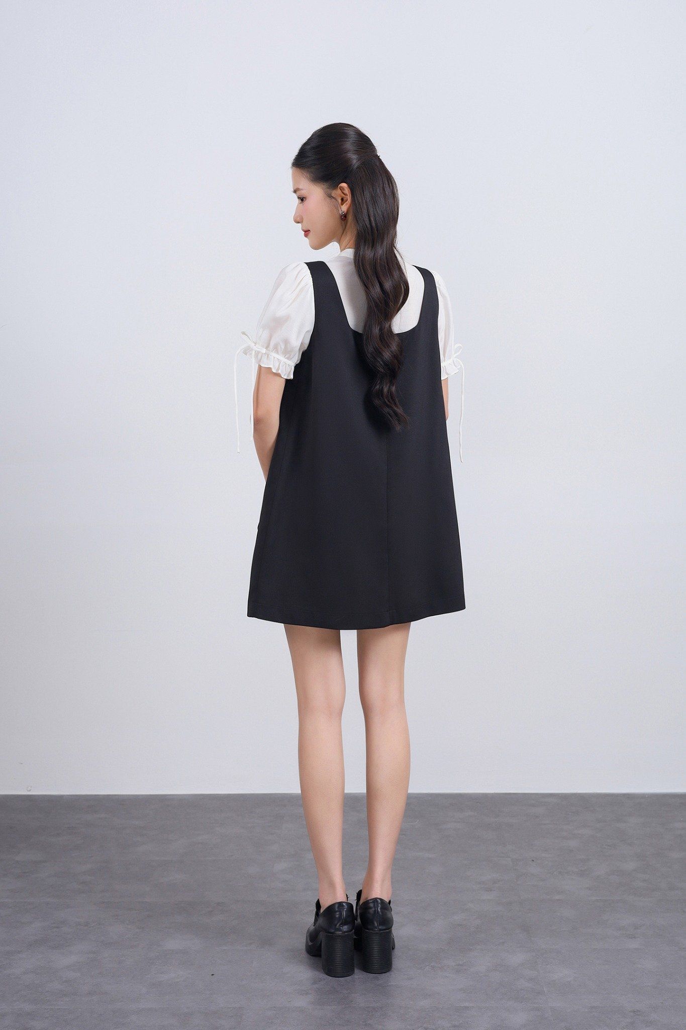 FDP33578 - Đầm dạo phố vải thô đũi dáng suông cổ vuông ngực áo thêu hoạ thân váy đính nắp túi ôp tạo kiểu - JAN.