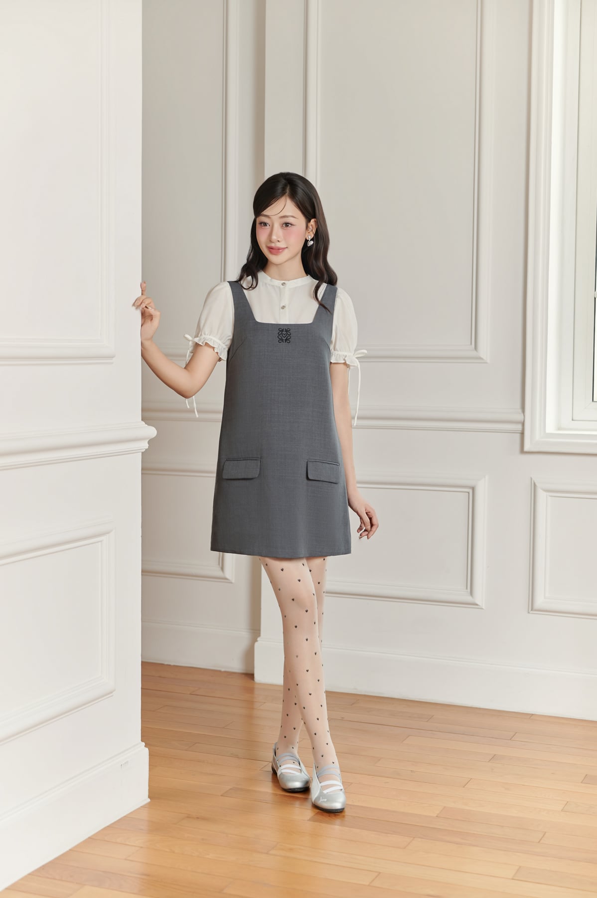 FDP33578 - Đầm dạo phố vải thô đũi dáng suông cổ vuông ngực áo thêu hoạ thân váy đính nắp túi ôp tạo kiểu - JAN.