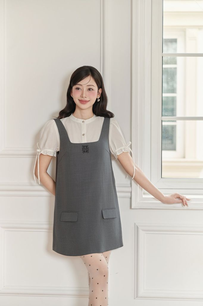 FDP33578 - Đầm dạo phố vải thô đũi dáng suông cổ vuông ngực áo thêu hoạ thân váy đính nắp túi ôp tạo kiểu - JAN.