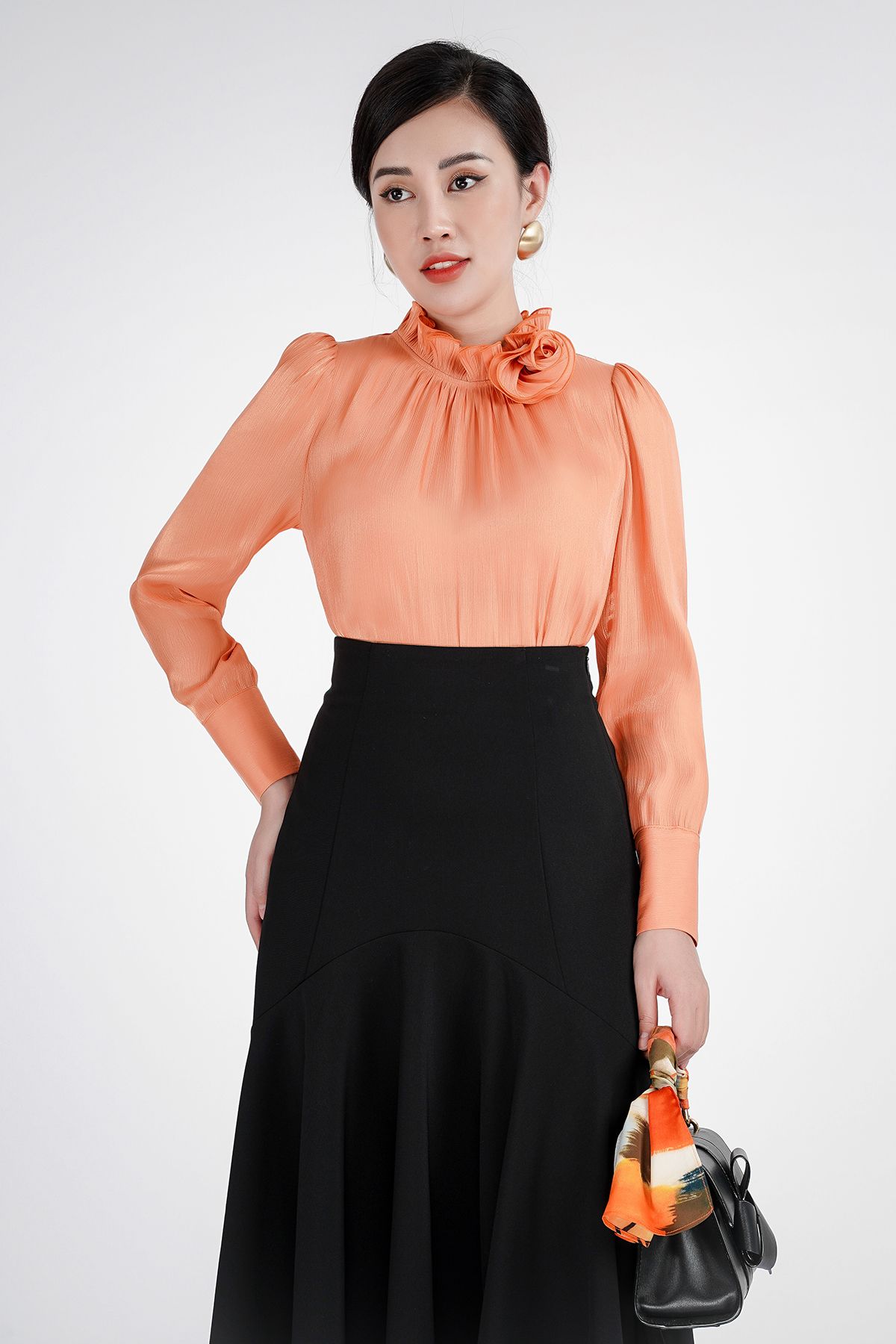 Áo sơ mi chất liệu tơ cổ bèo nhún gắn hoa FAS53097 - PANTIO