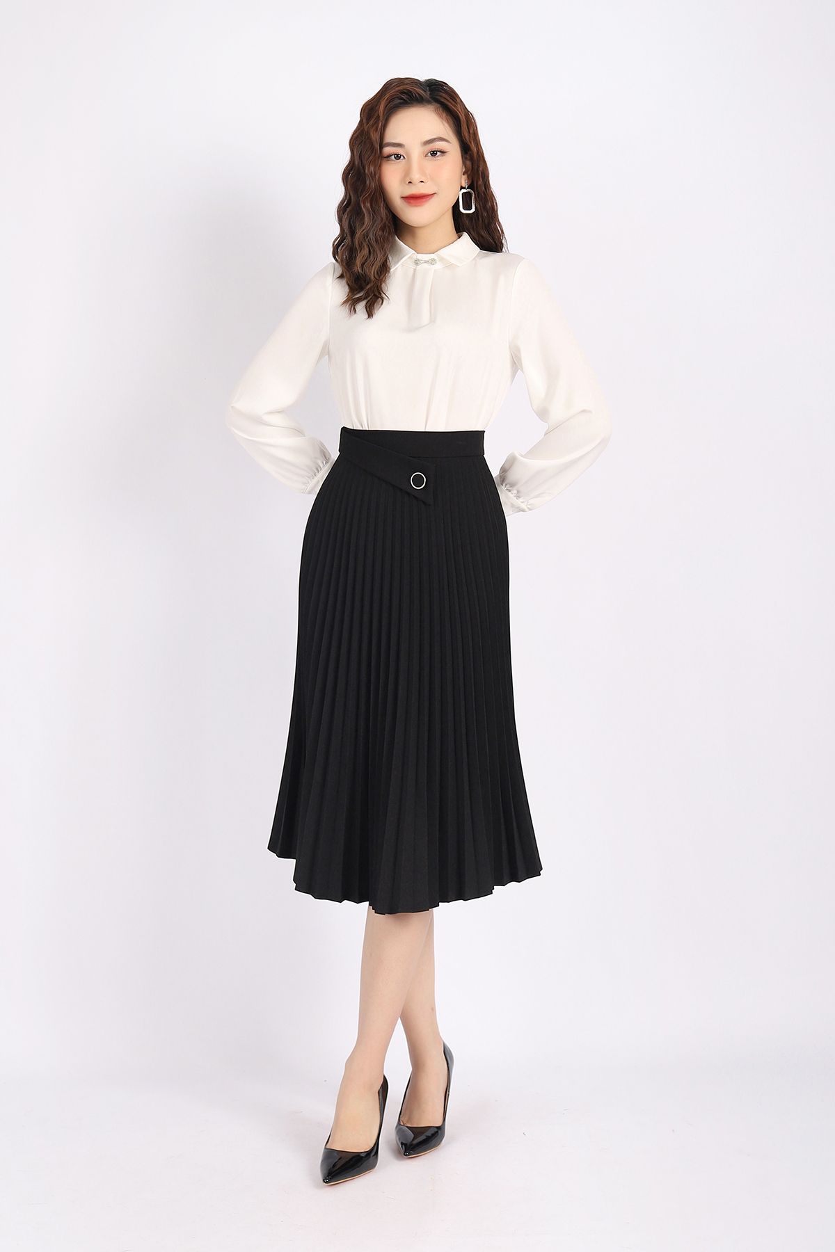 FAS53462 - Áo kiểu công sở vải lụa dáng suông cổ phối mặt kim loại trang trí - PANTIO