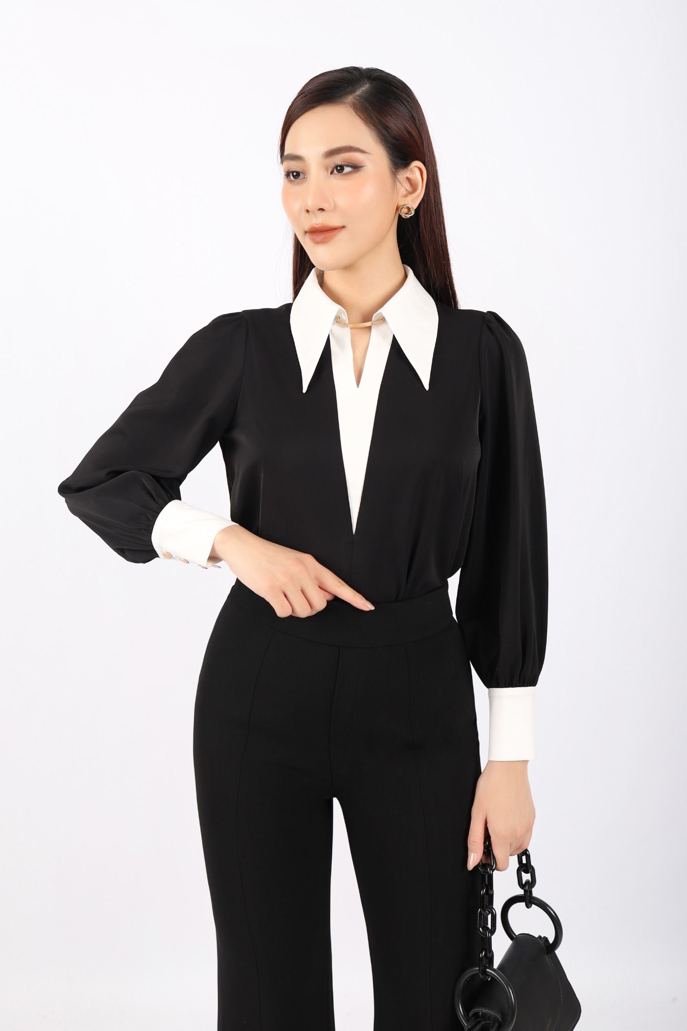 FAS53574 - Áo kiểu công sở vải lụa dáng suông cổ đức xẻ V pha vải khác màu vạt nhọn phối mặt kim loại trang trí - PANTIO