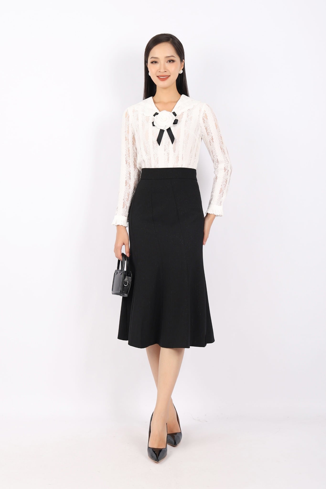 FAS53578 - Áo kiểu công sở vải ren dáng ôm cổ kiểu cửa tay xếp bèo kèm hoa cài trang trí - PANTIO