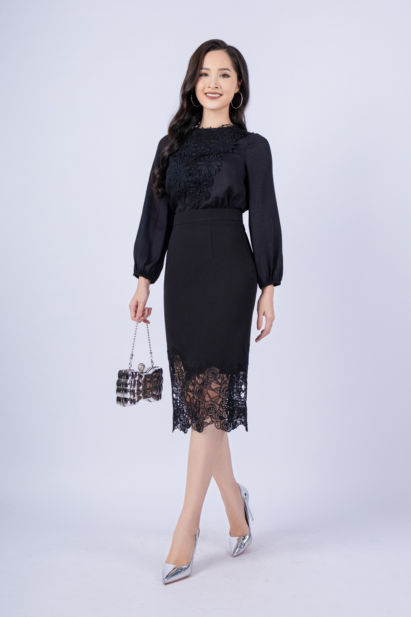 FAS53586 - Áo kiểu công sở vải tơ dáng croptop cổ tròn thân đính ren trang trí - PANTIO