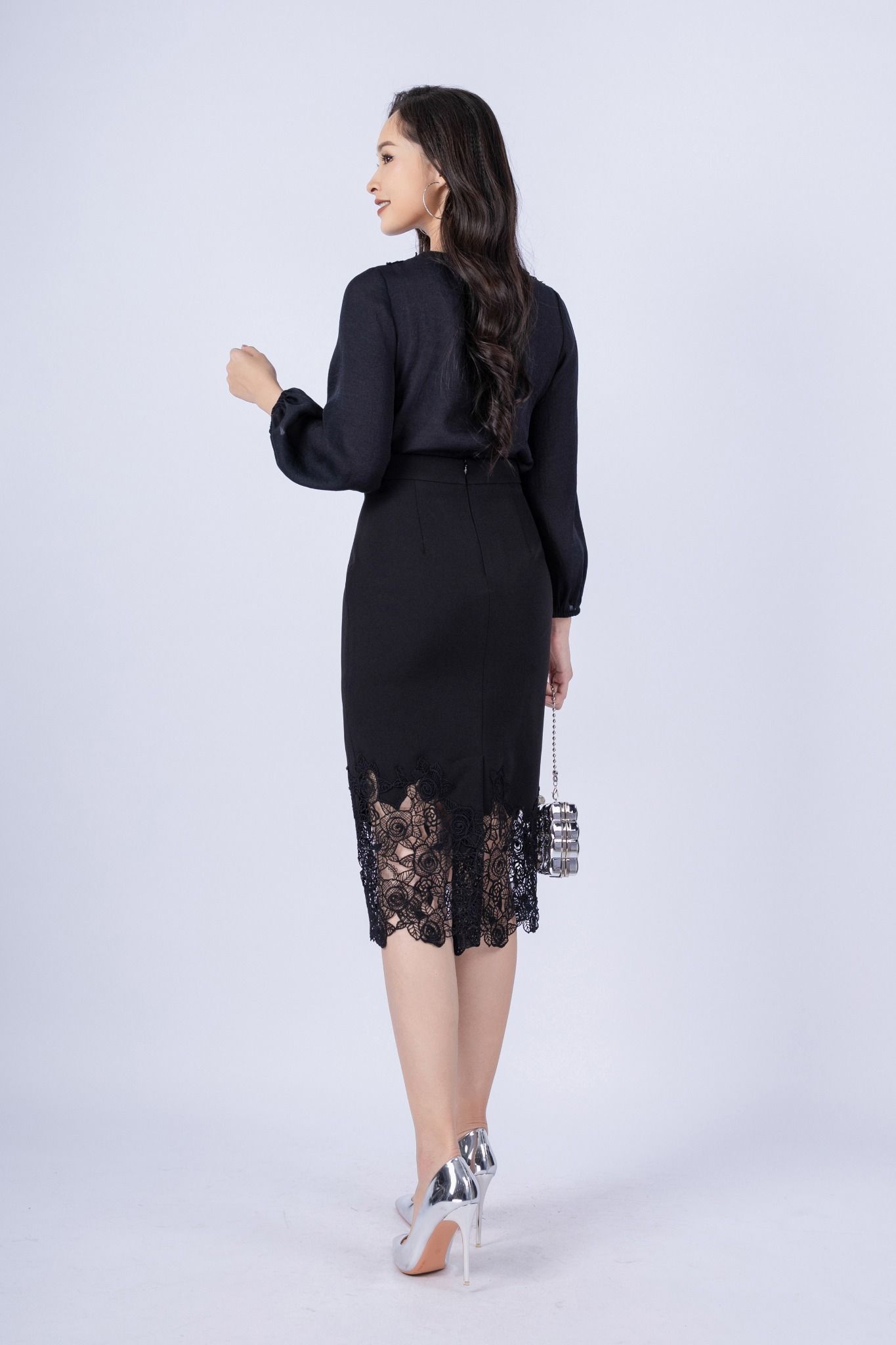 FAS53586 - Áo kiểu công sở vải tơ dáng croptop cổ tròn thân đính ren trang trí - PANTIO