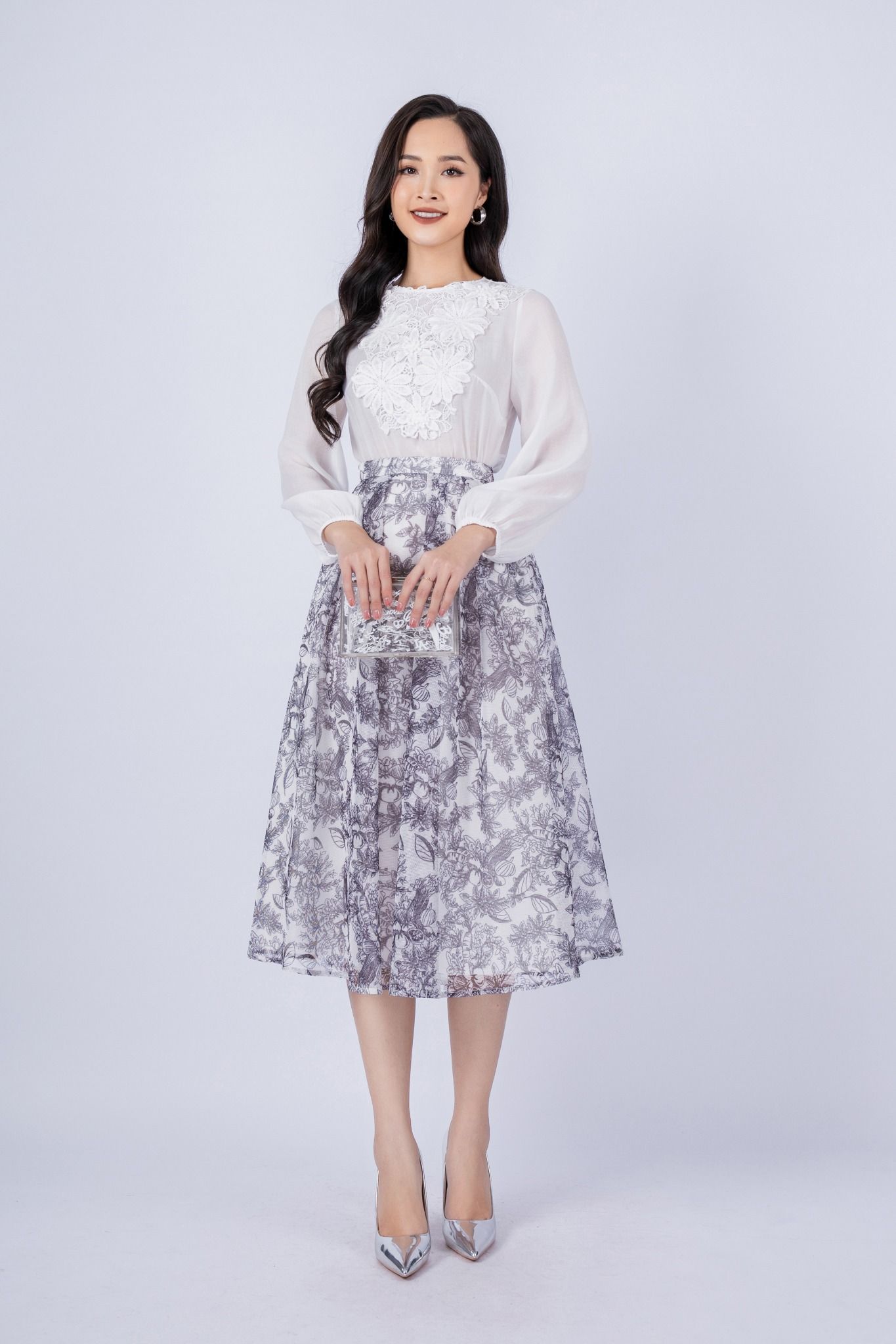 FAS53586 - Áo kiểu công sở vải tơ dáng croptop cổ tròn thân đính ren trang trí - PANTIO