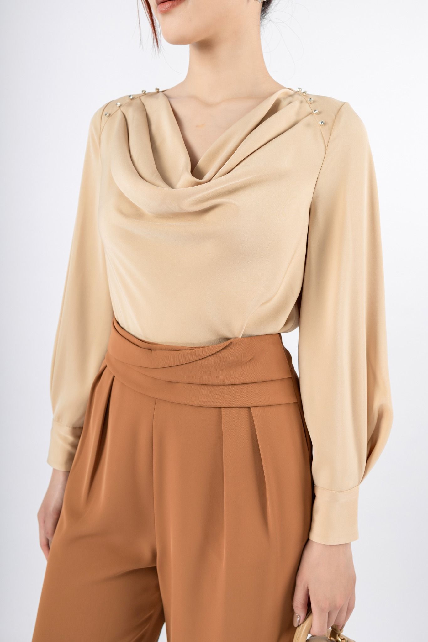 FAS53588 - Áo kiểu công sở vải lụa tằm dáng suông cổ đổ phối cúc tay suông phồng nhẹ - PANTIO