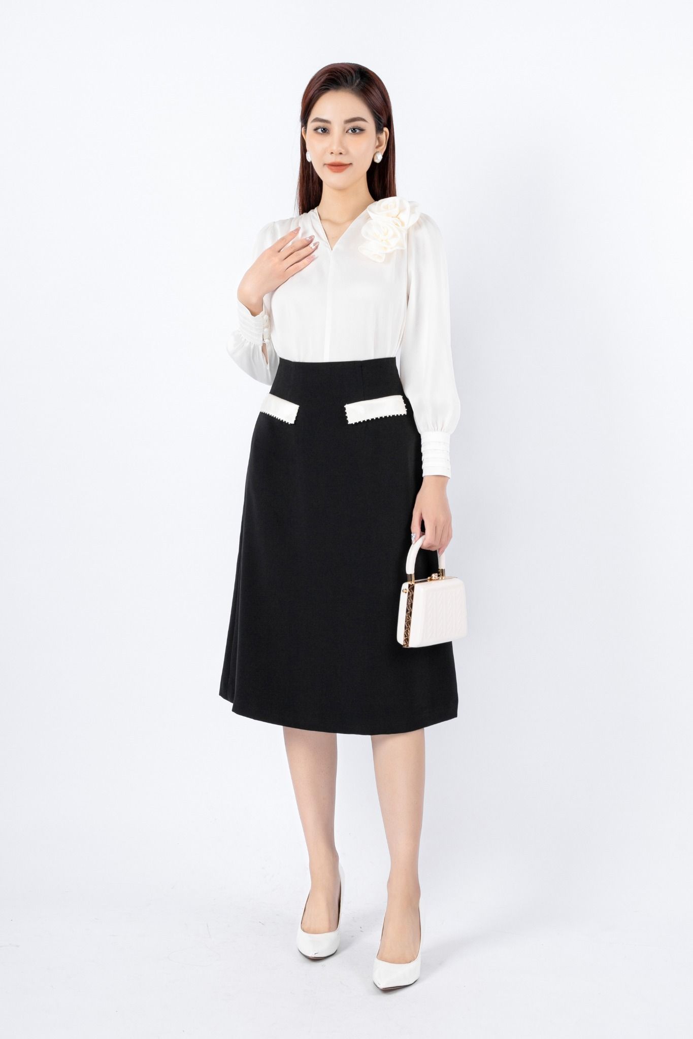 BJD12995 - Chân váy công sở vải thô dáng A có lót vải habutai thân phối nắp túi khác màu đính ngọc trai tạo kiểu khóa thân sau - PANTIO