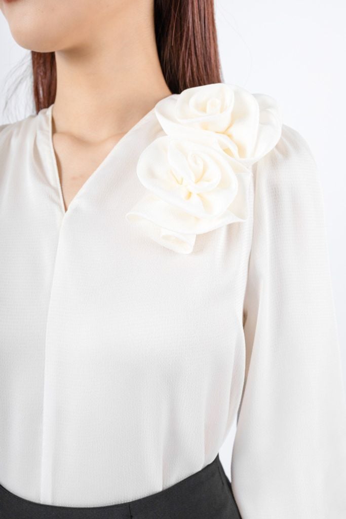 FAS53595 - Áo kiểu công sở vải lụa dáng suông cổ V vai xếp nhún nhẹ tạo kiểu phối hoa 3D trang trí - PANTIO