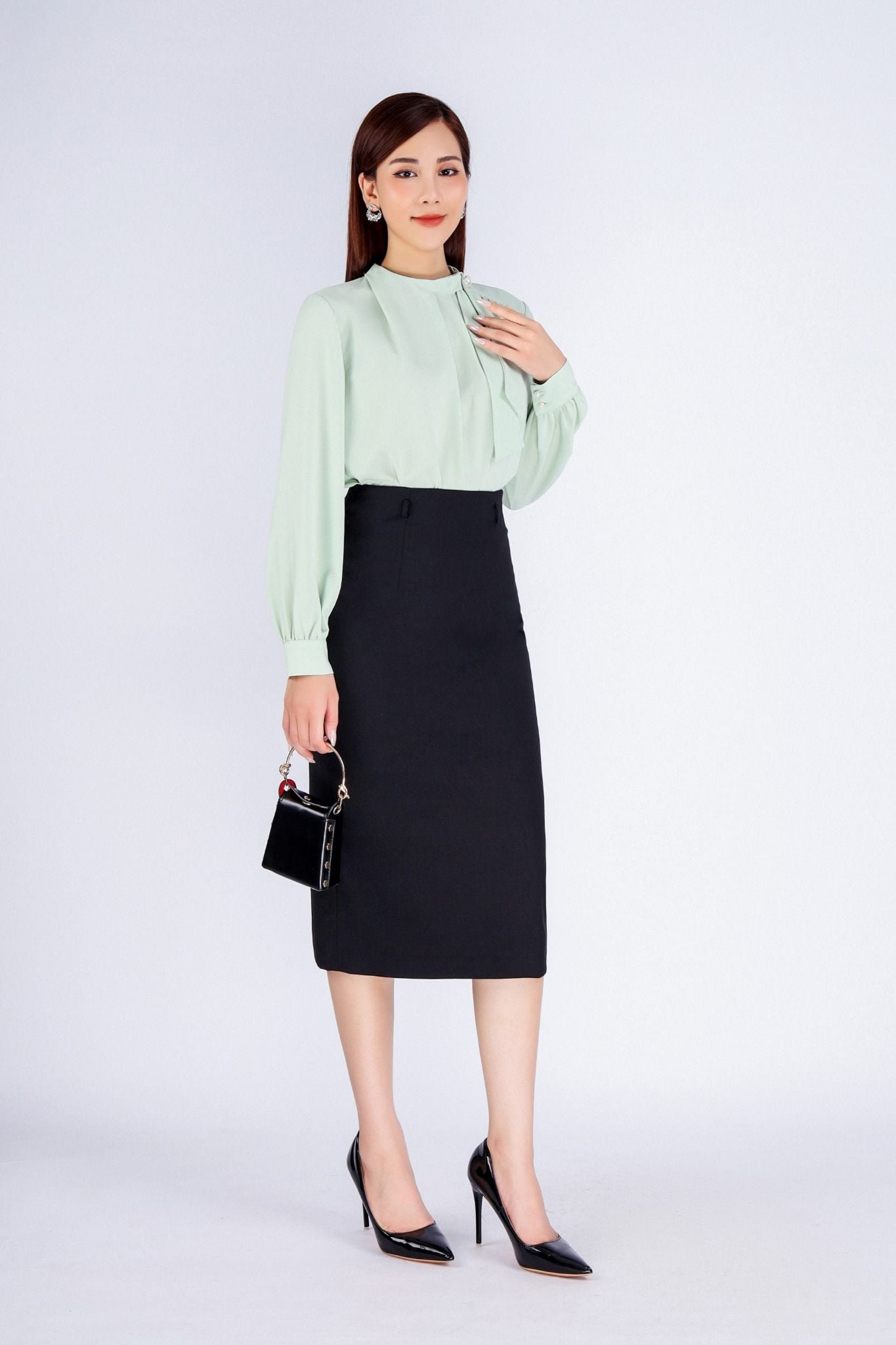 FAS53648 - Áo kiểu công sở vải tằm dáng suông cổ kiểu nhún đính khuy trang trí - PANTIO