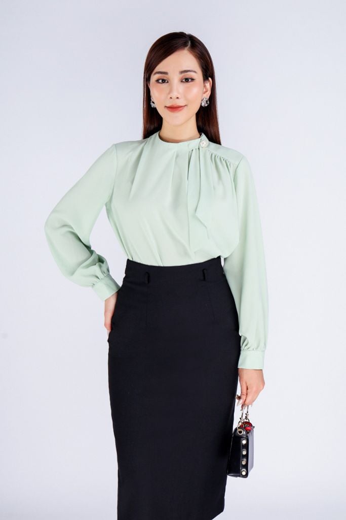 FAS53648 - Áo kiểu công sở vải tằm dáng suông cổ kiểu nhún đính khuy trang trí - PANTIO