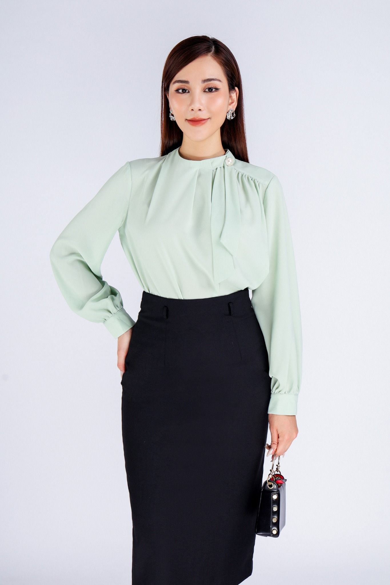 FAS53648 - Áo kiểu công sở vải tằm dáng suông cổ kiểu nhún đính khuy trang trí - PANTIO