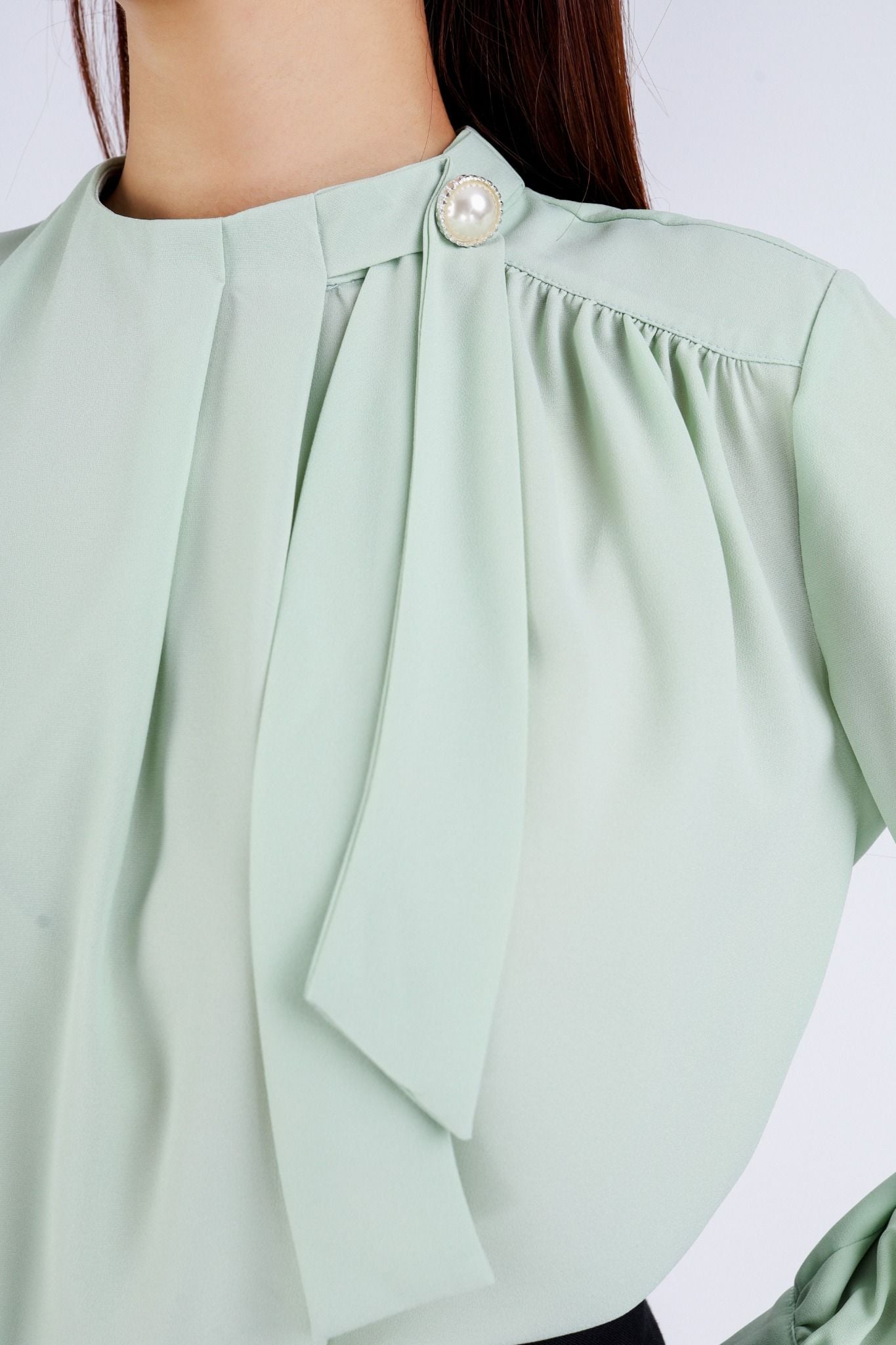 FAS53648 - Áo kiểu công sở vải tằm dáng suông cổ kiểu nhún đính khuy trang trí - PANTIO