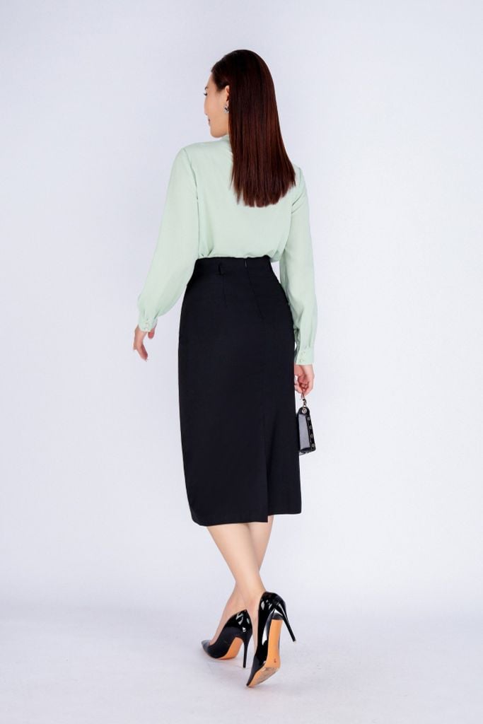 FAS53648 - Áo kiểu công sở vải tằm dáng suông cổ kiểu nhún đính khuy trang trí - PANTIO