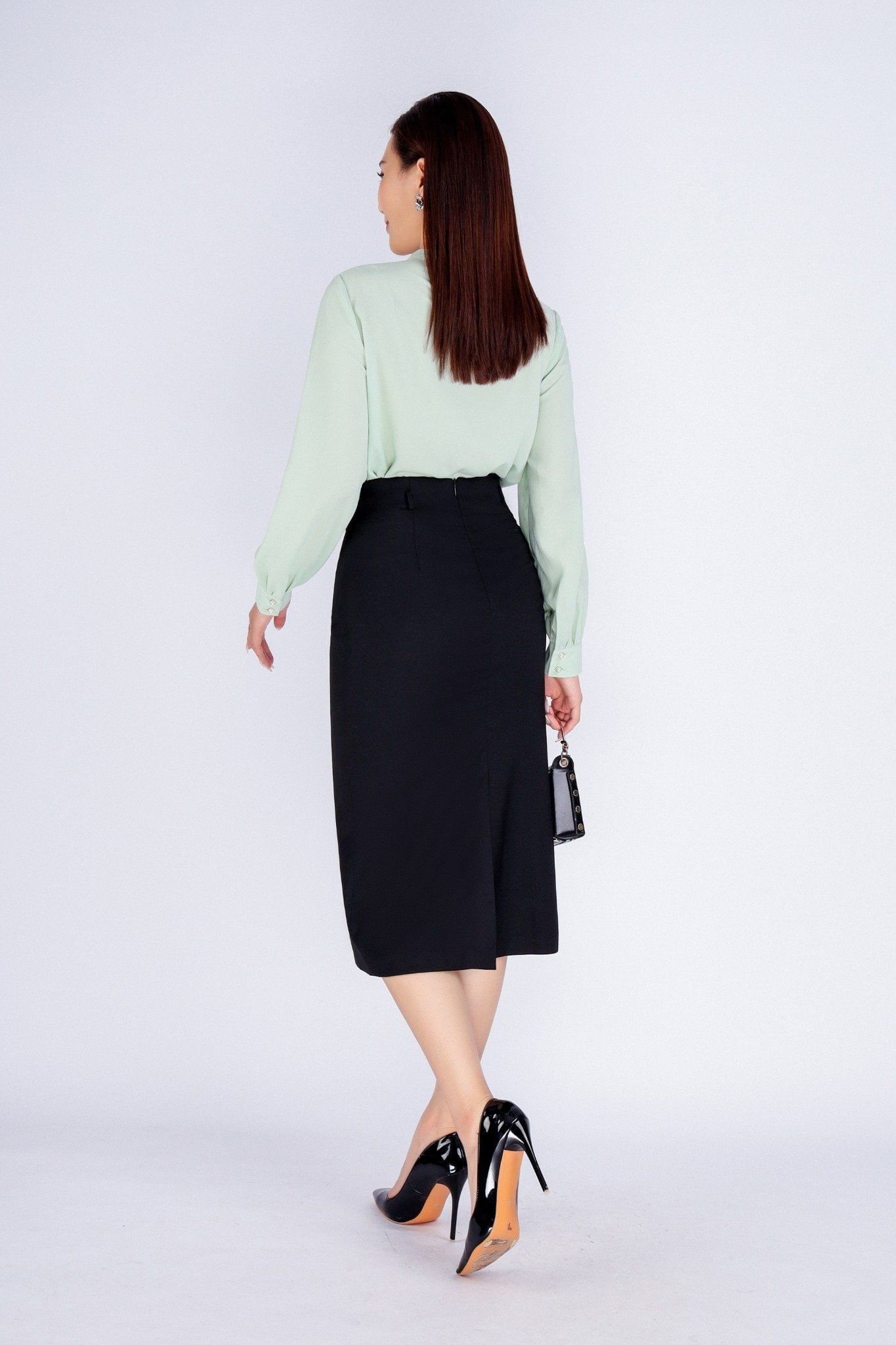 FAS53648 - Áo kiểu công sở vải tằm dáng suông cổ kiểu nhún đính khuy trang trí - PANTIO