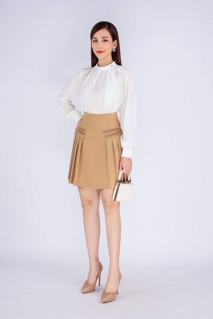 FAS53648 - Áo kiểu công sở vải tằm dáng suông cổ kiểu nhún đính khuy trang trí - PANTIO